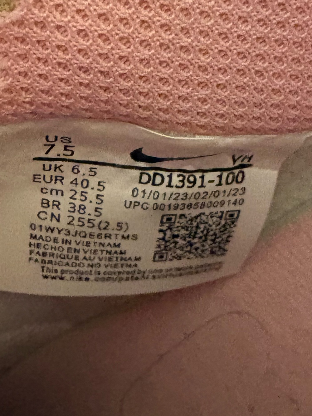 Nike Low-Top Sneakers in Light Pink with Hot Pink Swoosh *Gently preowned - Picture 4 of 8